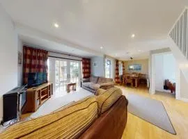 25 Tudor Court, Tolroy Manor