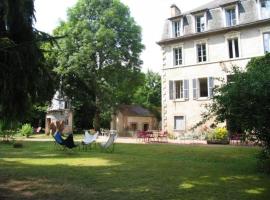 Hotel Les Estonneries, hotel v destinaci Chambon-sur-Voueize