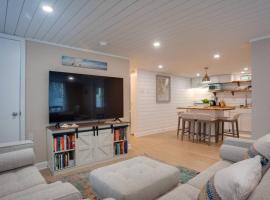 Renovated Cottage: 4th row from the Beach!, hotel in Hilton Head Island