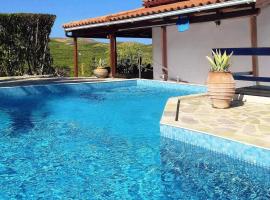 Modern villa with pool near the sea, hotel en Roumelí