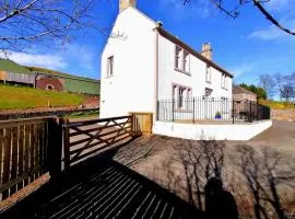 Balmeadowside Farmhouse with Hot Tub