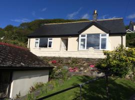Lovely cottage in Snowdonia, private hot tub, by mountains & award winning beach, hotel with parking in Fairbourne