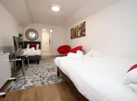 Lovely Studio Flat With Free Parking - Near to City Center