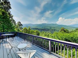 Barenberg Cabin - Secluded Unobstructed Panoramic Smoky Mountains View with Two Master Suites, Loft Game Room, and Hot Tub，加特林堡的滑雪度假村