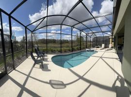 Stunning 5Bd w/ Pool Close to Disney @ Solterra 7829, hotel in Davenport