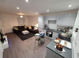 New build home with WI-FI, Smart TV, dedicated office floor, large terrace and Free parking, hotel v destinaci Milton Keynes