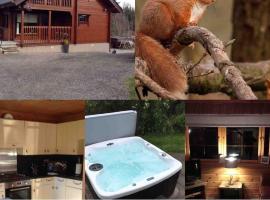 Red Squirrel log cabin with hot tub, chalé alpino em Keith