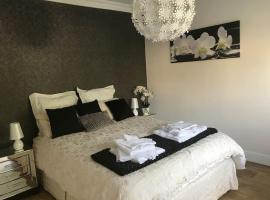 Self contained studio with own front door – tani hotel w mieście Hoddesdon