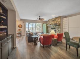 Lake front Keowee Condo with Balcony & Resort Amenities! 20 min to Clemson condo, готель з парковкою у місті Salem