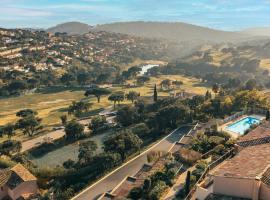 Bel appartement, terrasse, piscine, vue sur Golf, căn hộ ở Sainte-Maxime