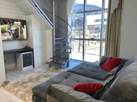 Saint Sebastian Flat 213 - Com Hidro! até 4 pessoas, Duplex, no centro، فندق في جاراغوا دو سول