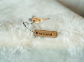 Wolkenloft mit Meerblick und Schwimmbad - Haustiere willkommen, hotel in Sierksdorf