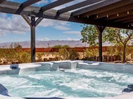 Cheerful 2bedroom home with hot tub and cowboy pool in Joshua Tree、ジョシュア・ツリーのホテル
