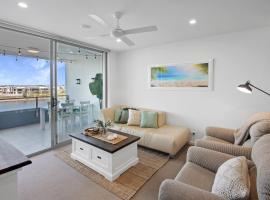 Pool, 100m to Hosp, 3 TVs, 3 Beds - Lakefront Aquarius Apartment, hotel v mestu Kawana Waters