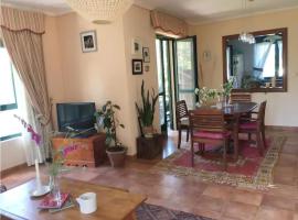 House - 4 Bedrooms - 08514, hotel in Ares