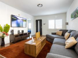 Stylish 2BD 8 min from airport, 4 min from SoFi, pet-friendly hotel in Los Angeles