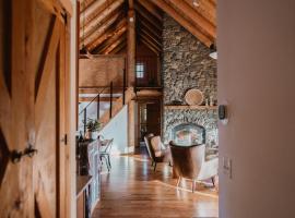 Yosemite Charm by Casa Oso with spa and breathtaking views, kalnų namelis mieste Mariposa