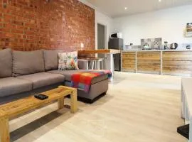 Lovely new flat near restaurants and beach with solar - free wifi and DSTV