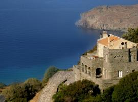 Aegean Castle Andros – Adults Only، فندق مع موقف سيارات في Agia Eleousa