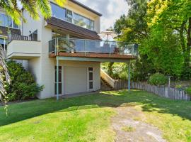 Lakeside Terrace - Taupo Holiday Home，陶波的海濱度假屋