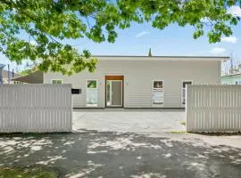 Contemporary Comfort - Masterton Holiday Home