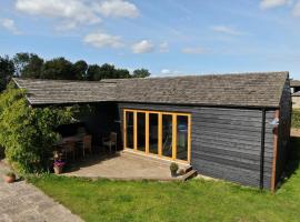 Pool House, farm stay, huoneisto kohteessa Brackley