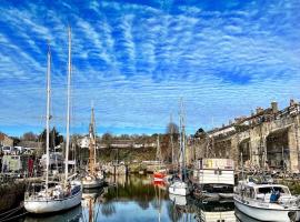 Stunning Yacht Sea Lion in Charlestown Harbour, Cornwall, hotell i Charlestown