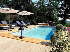 Magnificent cottage in Payzac with heated pool, hotell i Payzac