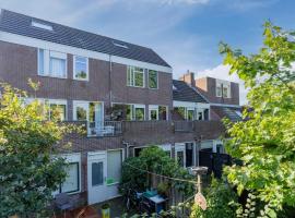 Cosy apartment in Alkmaar with balcony, hotell i Alkmaar