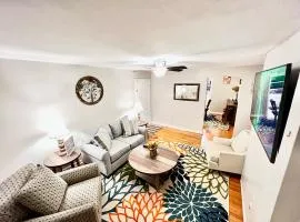 Comfy 2nd Floor Apartment in Quiet Neighborhood 13 Min to Dwntwn