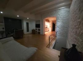Casetta del cuore intero appartamento con camino, жилье для отдыха в городе Sadali