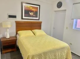 1 Bed Apartment Sleeps 2 - Pool Parking Wifi