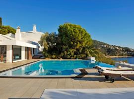 Super Luxury Skiathos Villa - Seven Stunning Bedroom Suites - Villa Daphne - Achliades, hôtel à Achladies