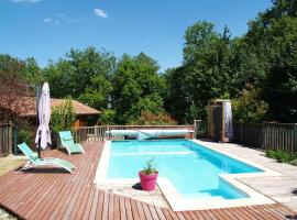 Holiday Home Le Noisetier by Interhome, hotel di Loupiac