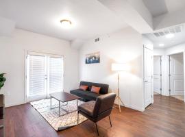 Fully Furnished 2BR Centrally Located with Pool、グリーリーのホテル