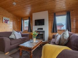 Chalet Loch Leven Lodge 10 by Interhome, bolig ved stranden i Kinross