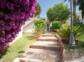 Casa Ancladero Big rooftop terrace, 2 bedroom guesthouse w garden and view, casa de hóspedes em Fuengirola