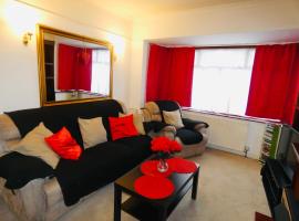 SPACIOUS 3 BED HOUSE WITH PARKING & GOOD TRANSPORT, hotel in South Norwood