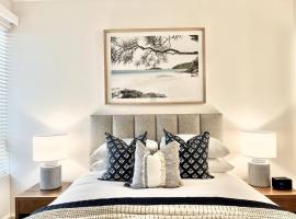216 Hastings Street Luxury Apartment walk to beach, hotel with jacuzzis in Noosa Heads