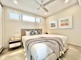 6Apt Beautifully renovated on Hastings Street, casa per le vacanze a Noosa Heads