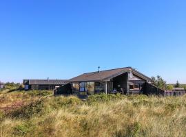 Holiday Home Alim - 300m from the sea in Western Jutland by Interhome, feriebolig i Lakolk