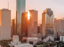 Modern Urban Oasis with Private Parking in Downtown Houston: Houston'da bir otel