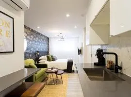 Palms Little Italy Studio with full bathroom by Denstays