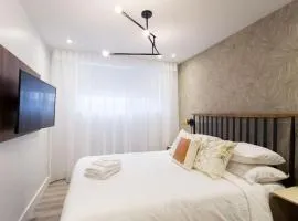 Palms Little Italy Studio with full bathroom by Denstays