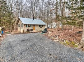 Pocono Home with Fire Pit 1 Mi to State Forest!, villa East Stroudsburgben