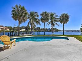 Waterfront Home with Pool, Dock and Kayaks!、Palmettoのホテル