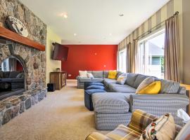 Hot Tub and Sauna! 7-Acre Coastal Michigan Home, hotel in Ludington