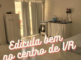 Edícula no centro de VR, hotelli, jossa on pysäköintimahdollisuus kohteessa Volta Redonda