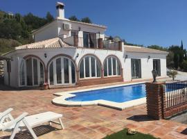Casa Delfin: Luxurious villa with heated pool & mountain views, hotel in Cómpeta