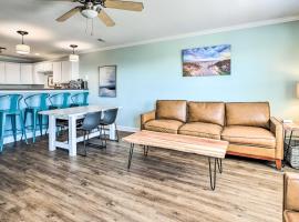 Oak Island Condo - Walk to the Beach!, hotel en Oak Island